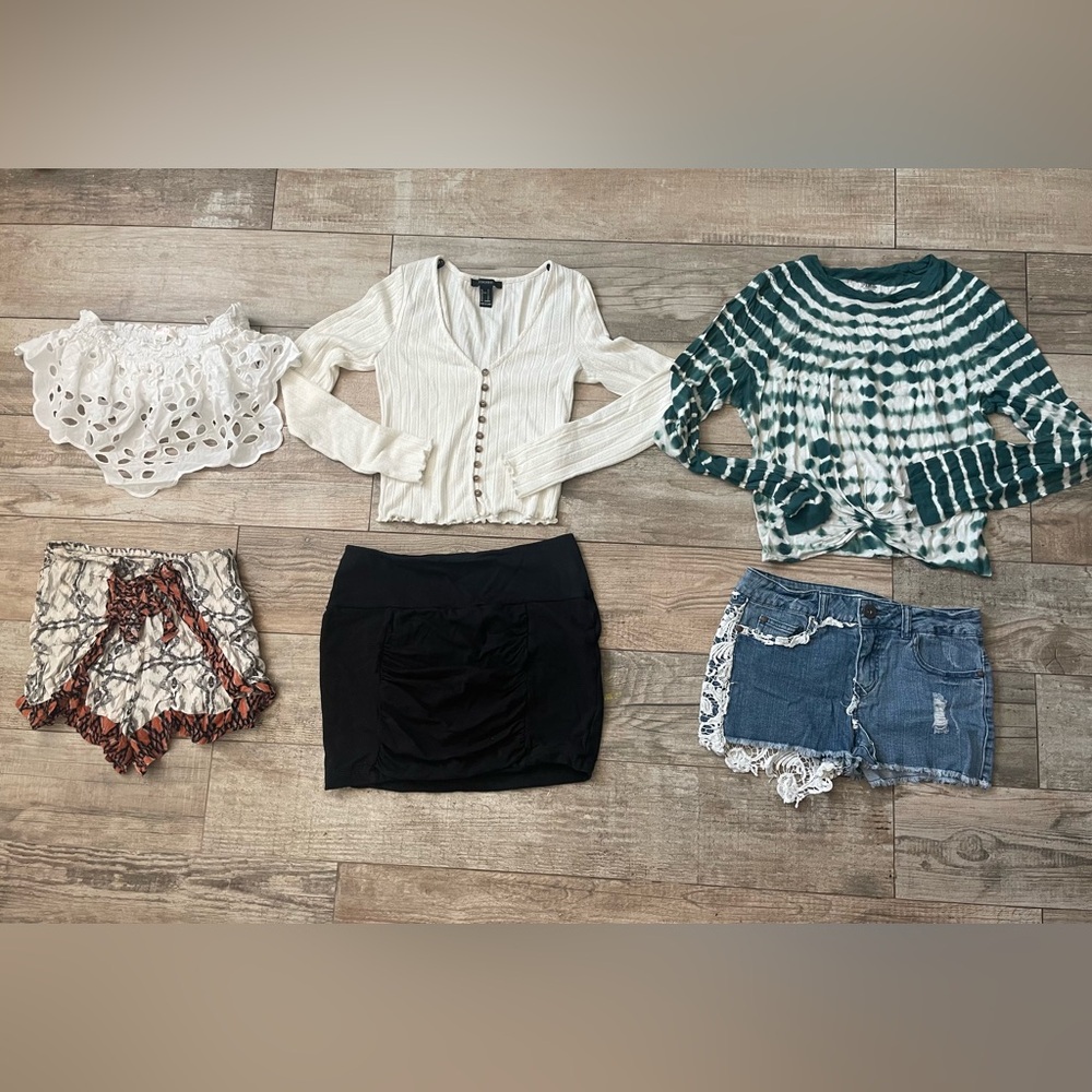 3 outfits, 6 piece bundle crop looks Sizes XS,S,M